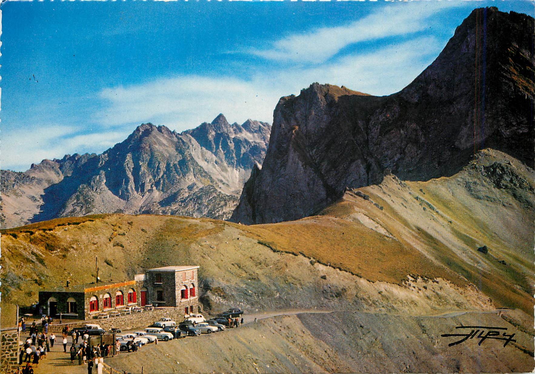 Les Pyrénées — Hôtellerie du Col du Tourmalet (2.114 m) vue de la route du Pic d'Espade — Cliché ALPY - TARBES