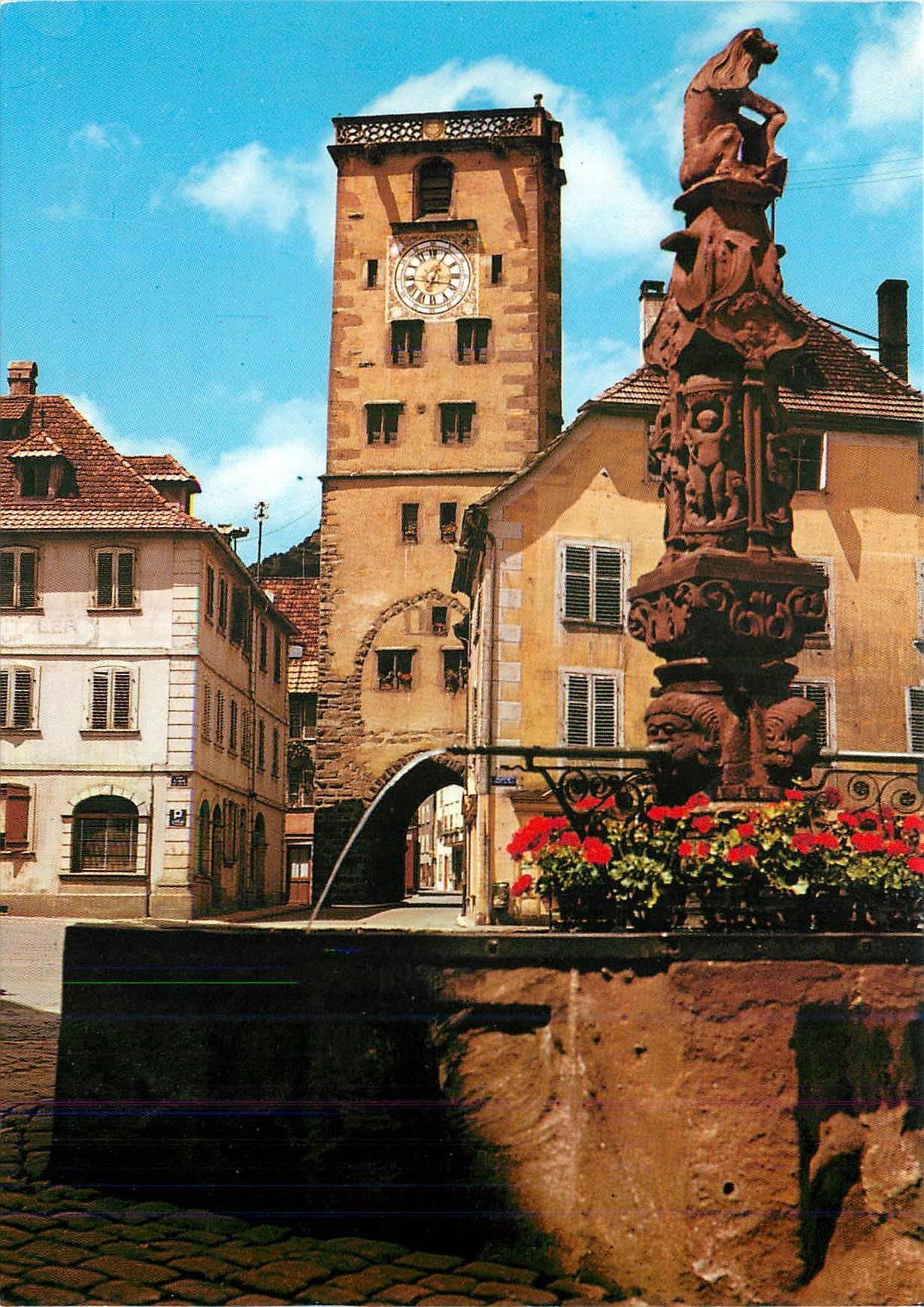 CPM Ribeauville (Alsace) La Fontaine du Vin (1536) et la Tour des Bouchers (XIIIe s)