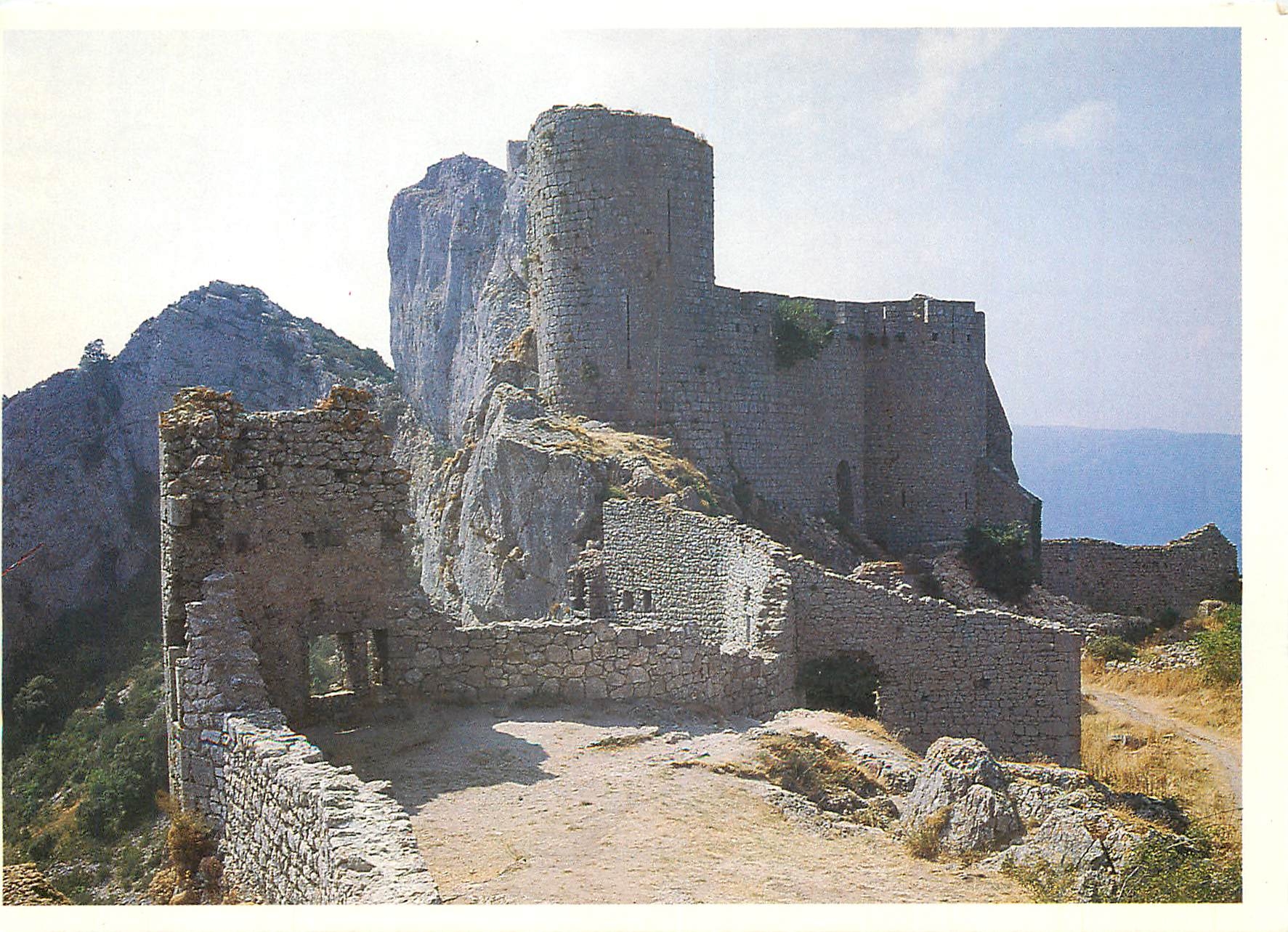 CPM Pays Cathare Chateau de Peyrepertuse Le Donjon vieux et l'eglise St Marie