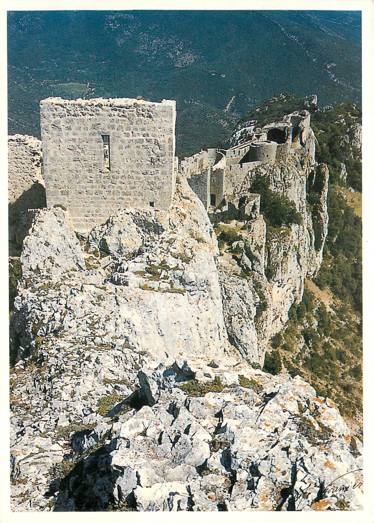 CPM Pays Cathare Chateau de Peyrepertuse Au bord de l'abime la chapelle San Jordi et le chateau Bas