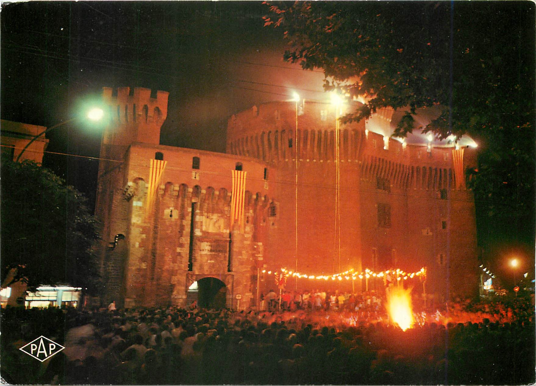CPM Perpignan (P O) Le Castillet illumine aux feux de la Sainte Jean