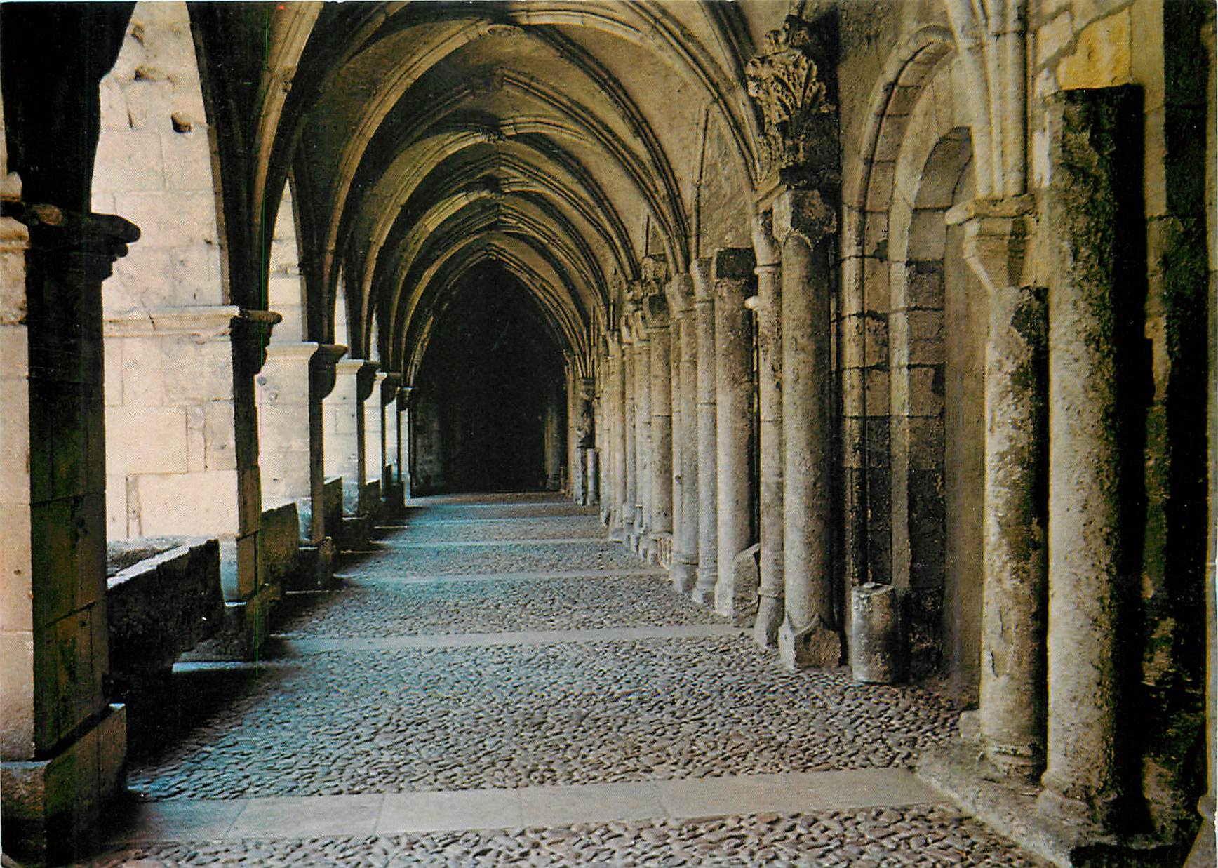 CPM Perigueux (Dordogne) La Cour du Cloitre dans la Cathedrale St Front