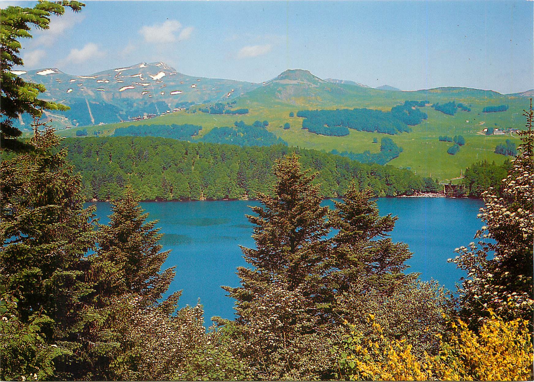Le Lac Pavin — alt. 1197m — L'Auvergne Touristique