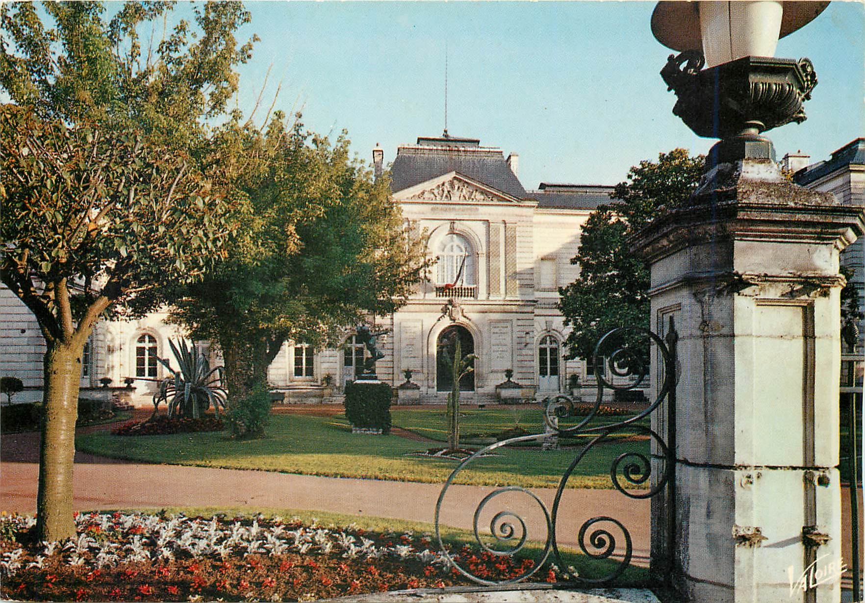 CPM L'Orleanais Montargis (Loiret) L'hotel de ville et les jardins Durzy