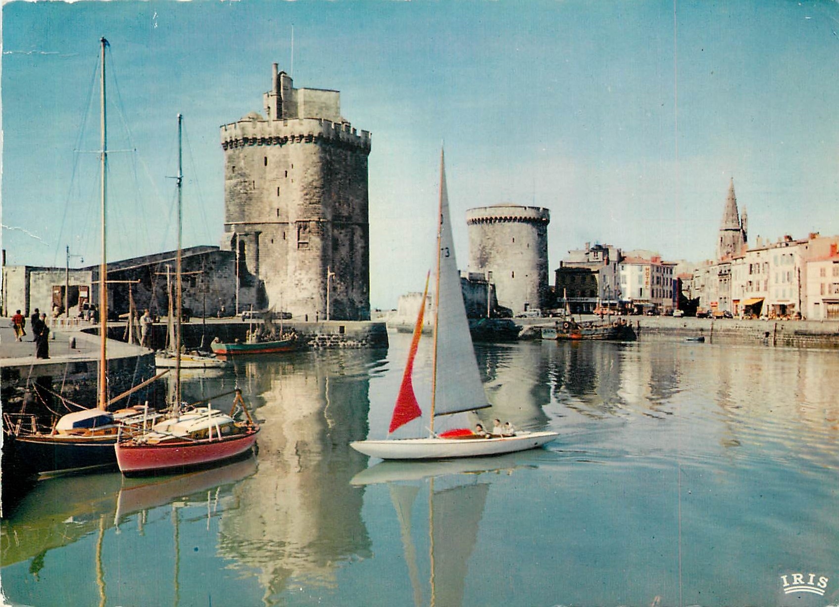 CPM La Rochelle (Chte Mme) Le Port La Tour Saint Nicolas (XIVe s) et la Tour de la Chaine (a droite)