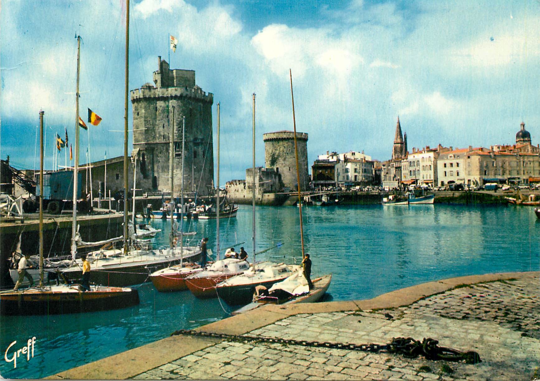 CPM En Aunis la Rochelle (Chate Mme) Le port la Tour St Nicolas la Tour de la Chaine et la Tour