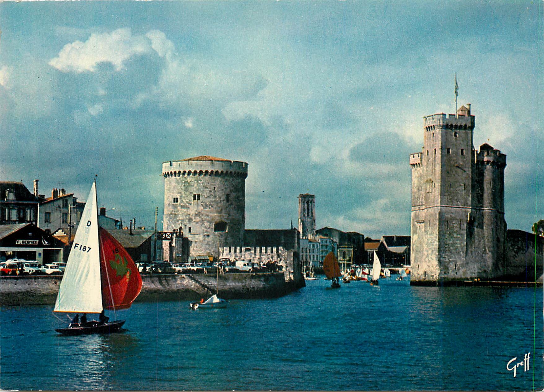 CPM La Rochelle (Chte Mme) Sortie du Port Tour Saint Nicolas et Tour de la chaine
