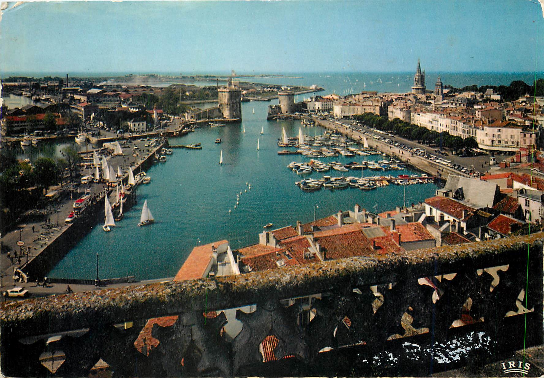 CPM La Rochelle (Chte Mme) Le port vue d'ensemble les Tours Saint Nicolas et de la chaine XIVe s a d