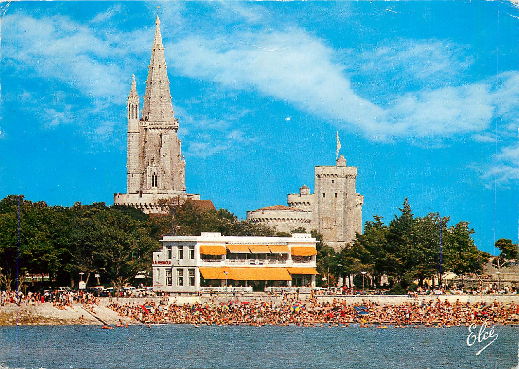 CPM La Rochelle (Chte Mme) La Plage du Mail au fond les Celebres tours