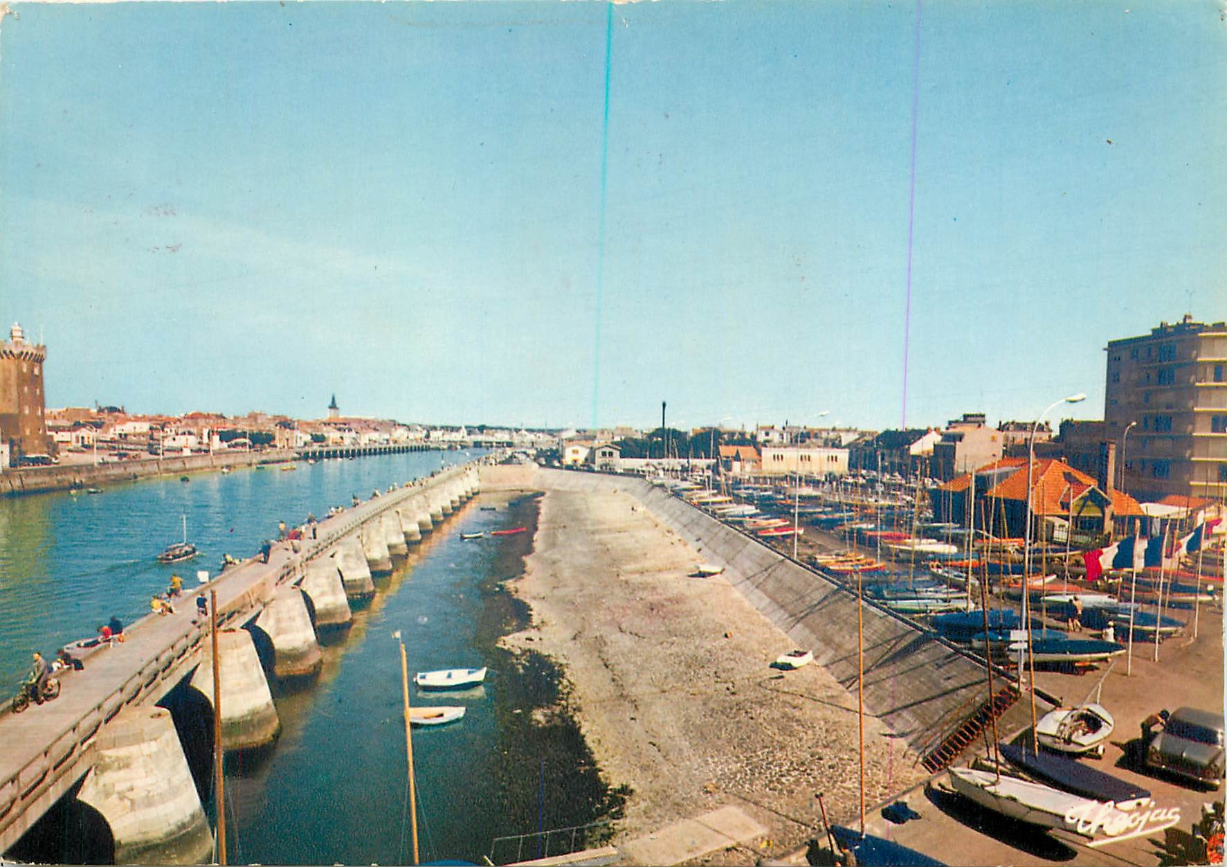 CPM Les Sables d'Olonne (Vendee) perle de la Cote de Lumiere Entree du Port