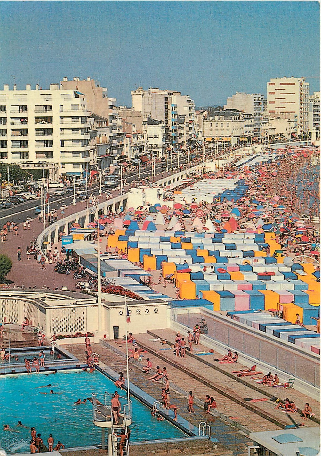 CPM Les Sables d'Olonne (Vendee) Le Remblai et la Plage