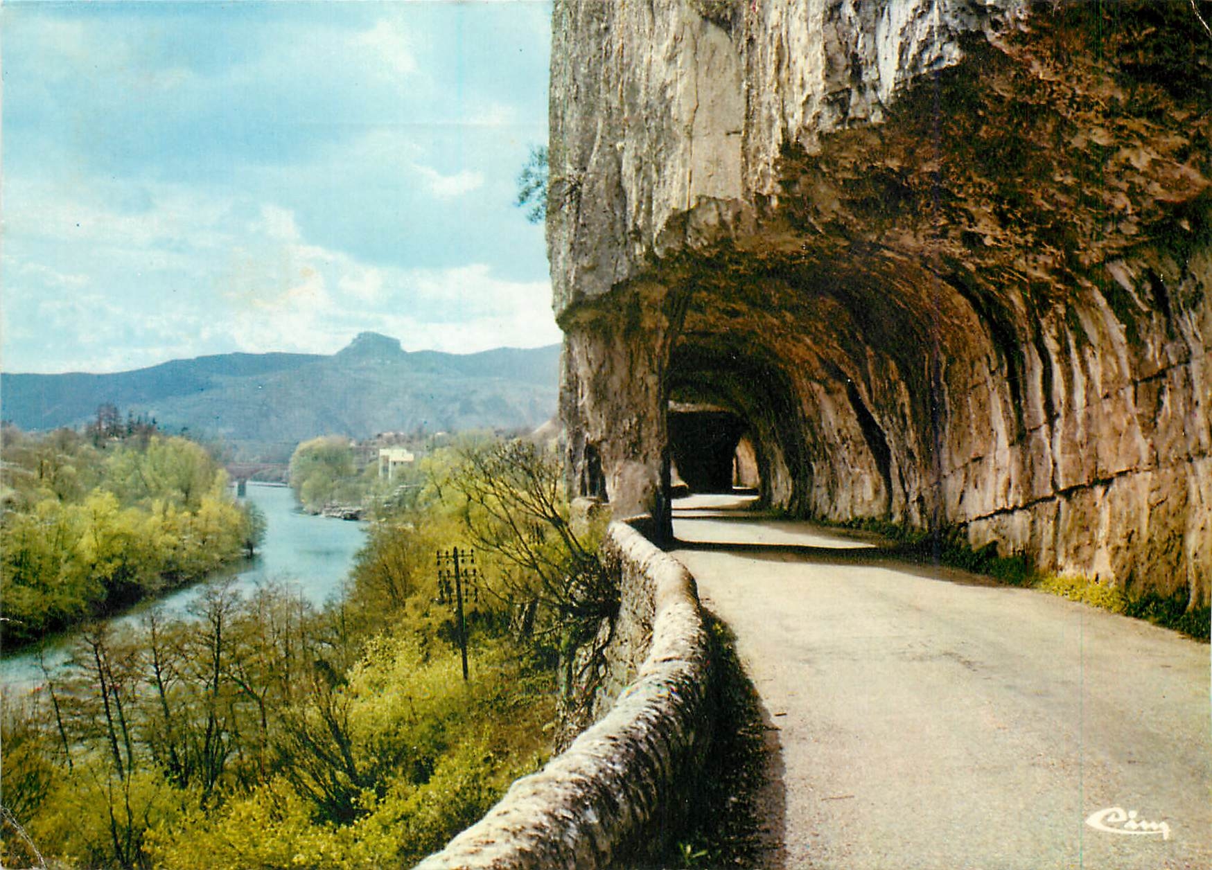CPM L'Ardeche Touristique Les Defiles de Ruoms la route de Ruoms l'Ardeche et au fond le rocher de S