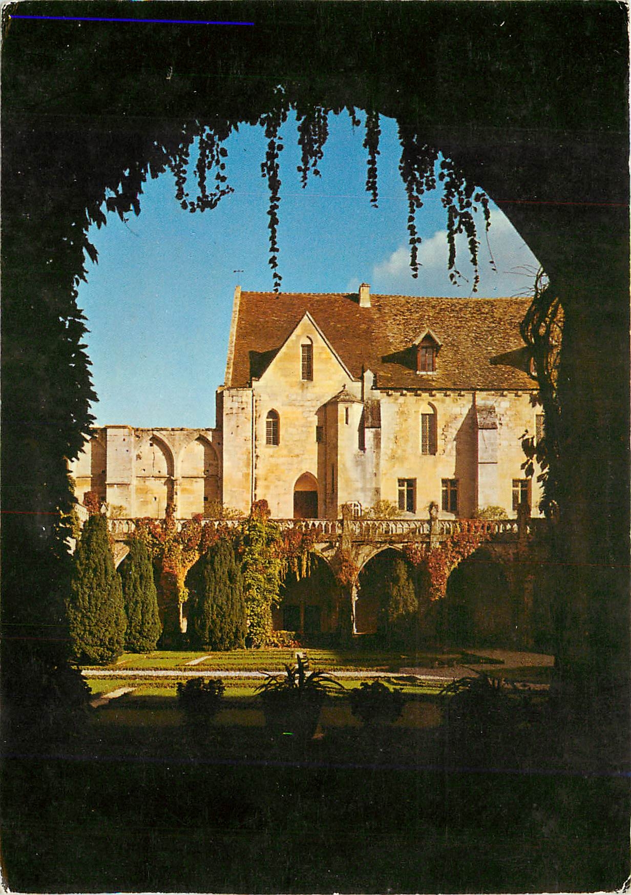 CPM Abbaye de Royaumont Asnieres sur Oise) Jardin du Cloitre