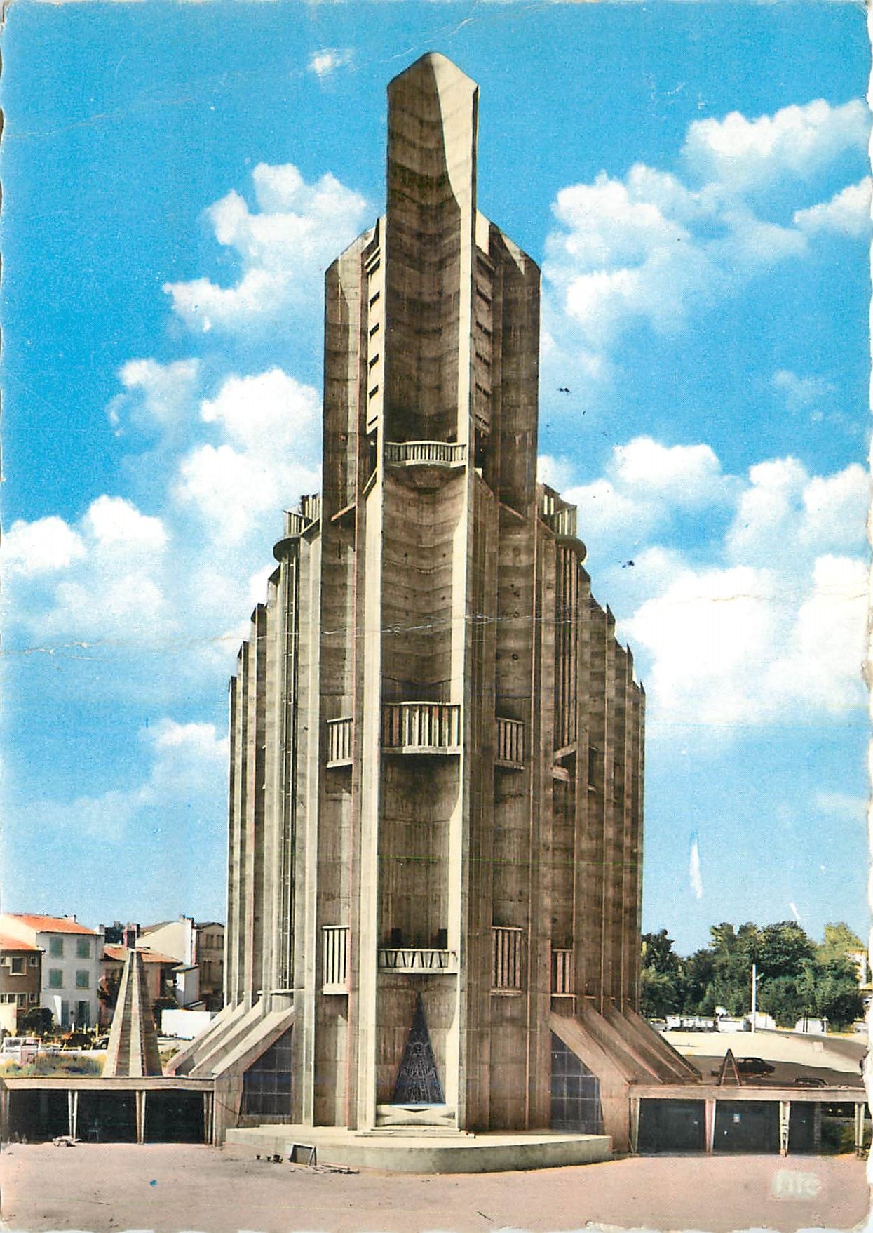 CPM Royan (Chte Mme) L'Eglise N D Facade Est le Clocher