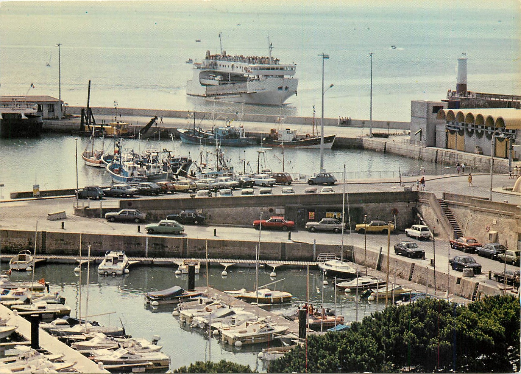 CPM Royan (Chte Mme) Le port de plaisance et le port de peche Bateaux