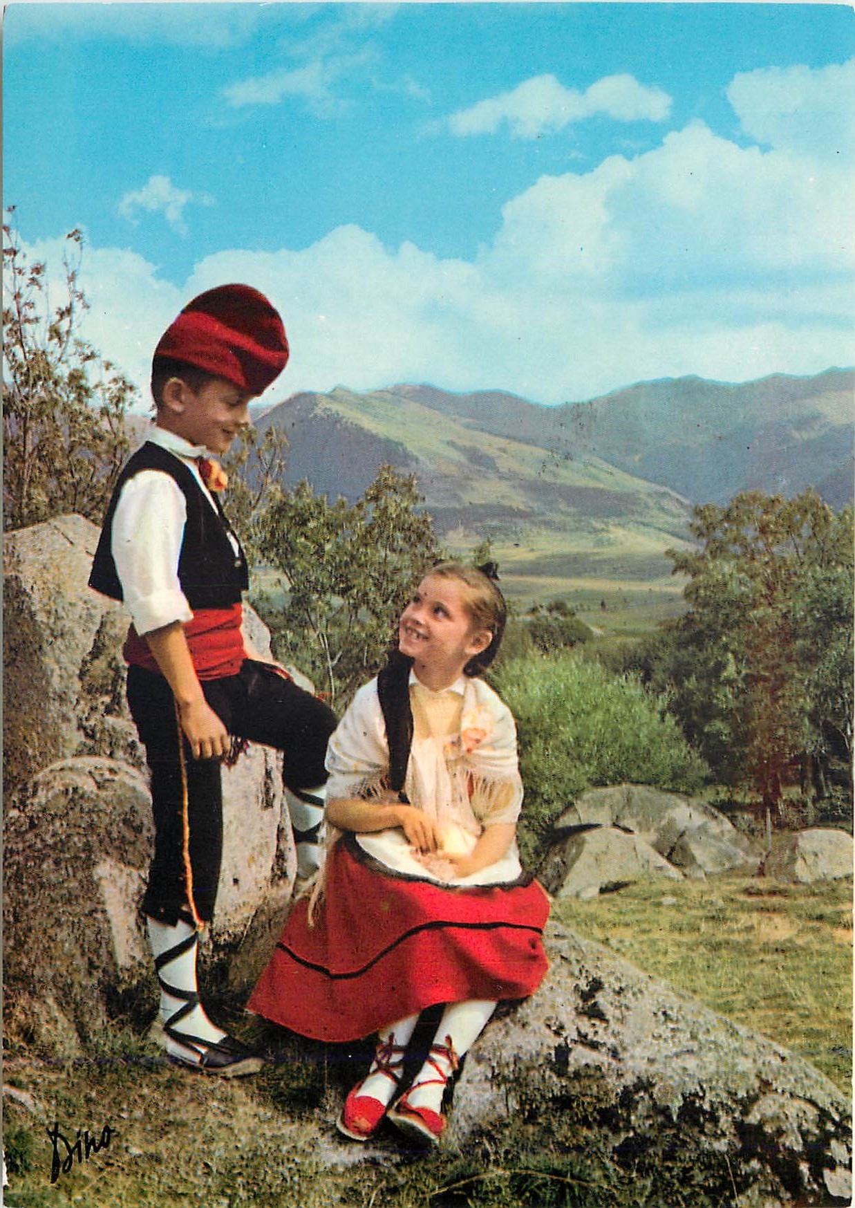 CPM Lumiere et Couleurs du Roussillon Pyrenees Orientales Jeunes Catalans Joventut Folklore