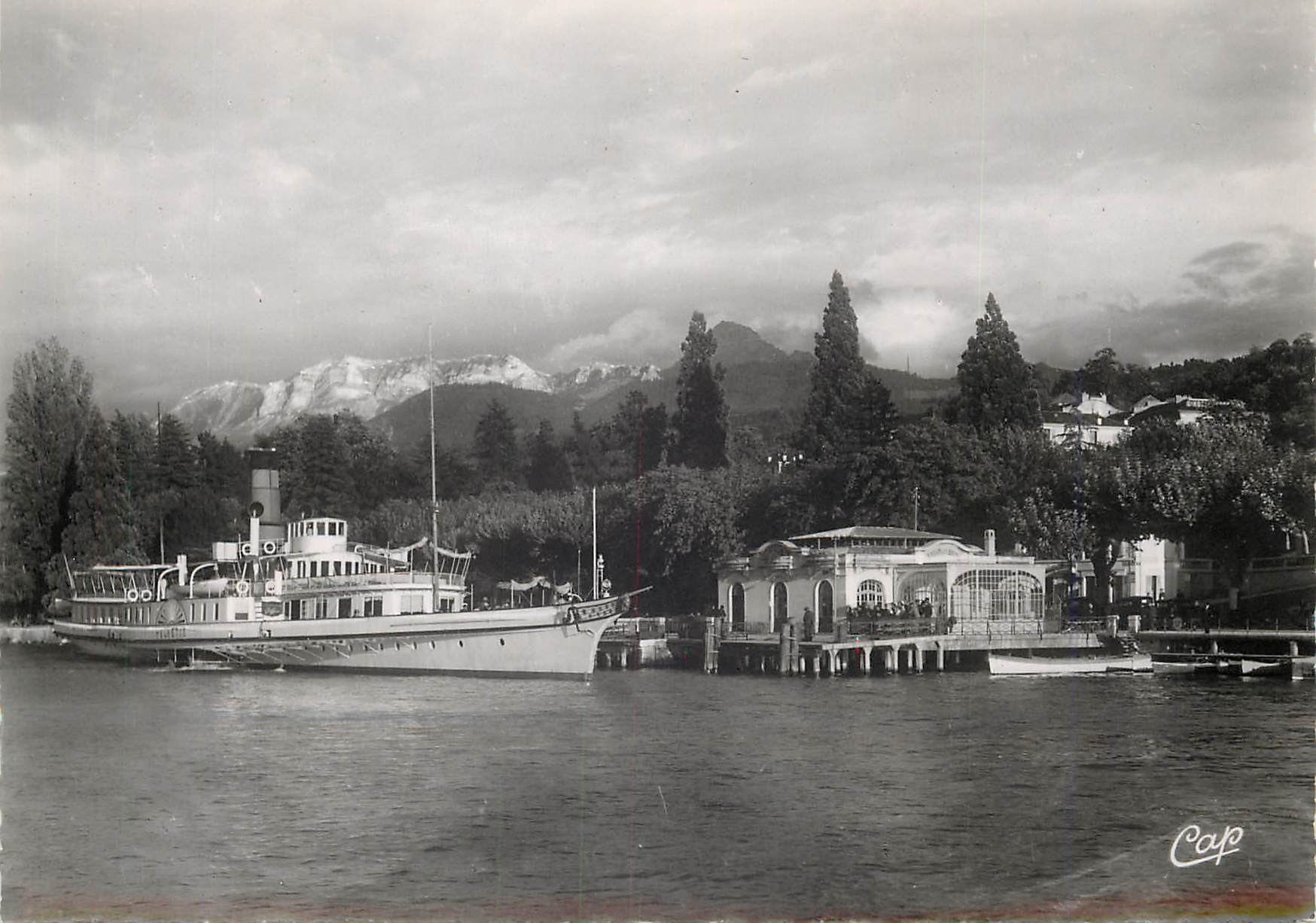 CPM Evian les Bains Le Debarcadere et la Dent d'Oche Bateau