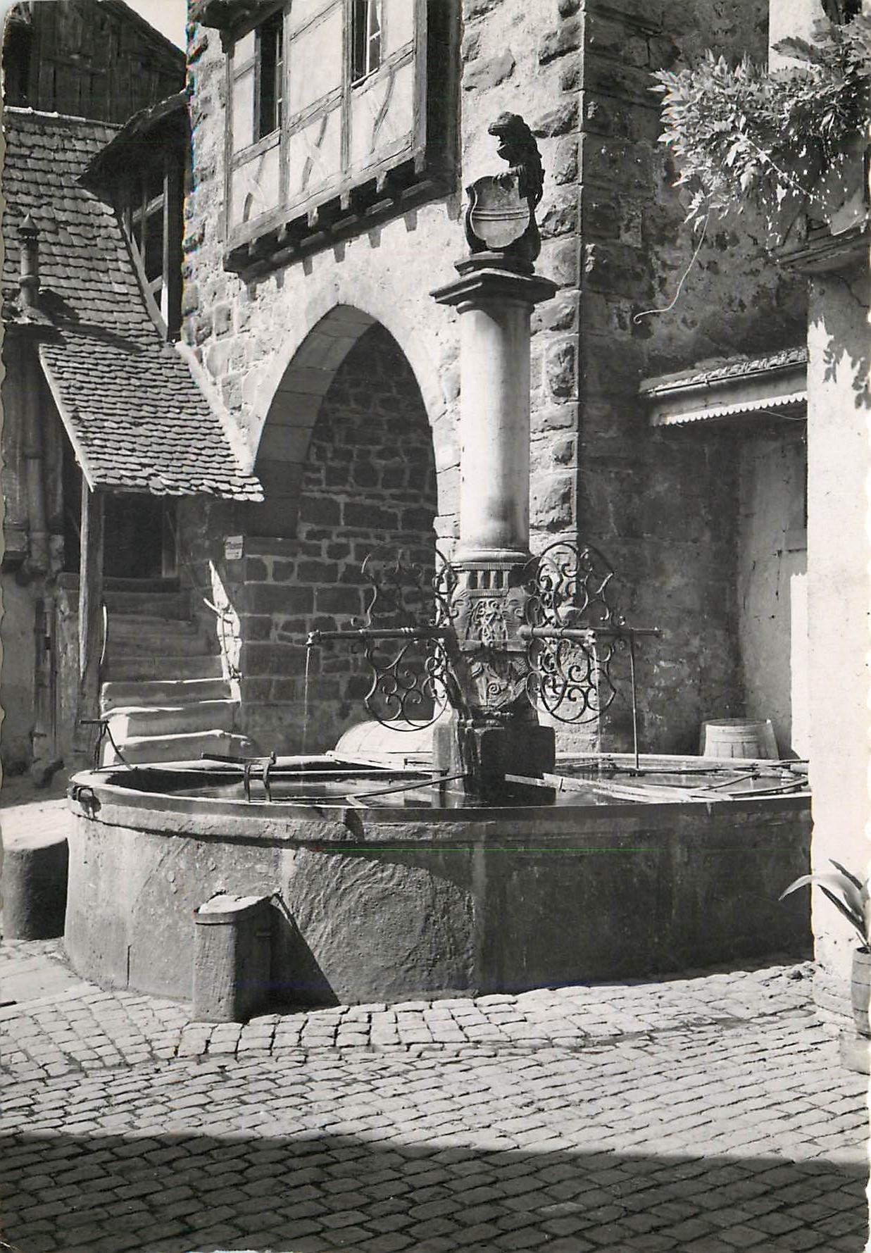 Riquewihr (Alsace) — Fontaine de "Sinnbrunn" (1560) — Photo J. F. Kuster, Ribeasberg, Hl-Rhin