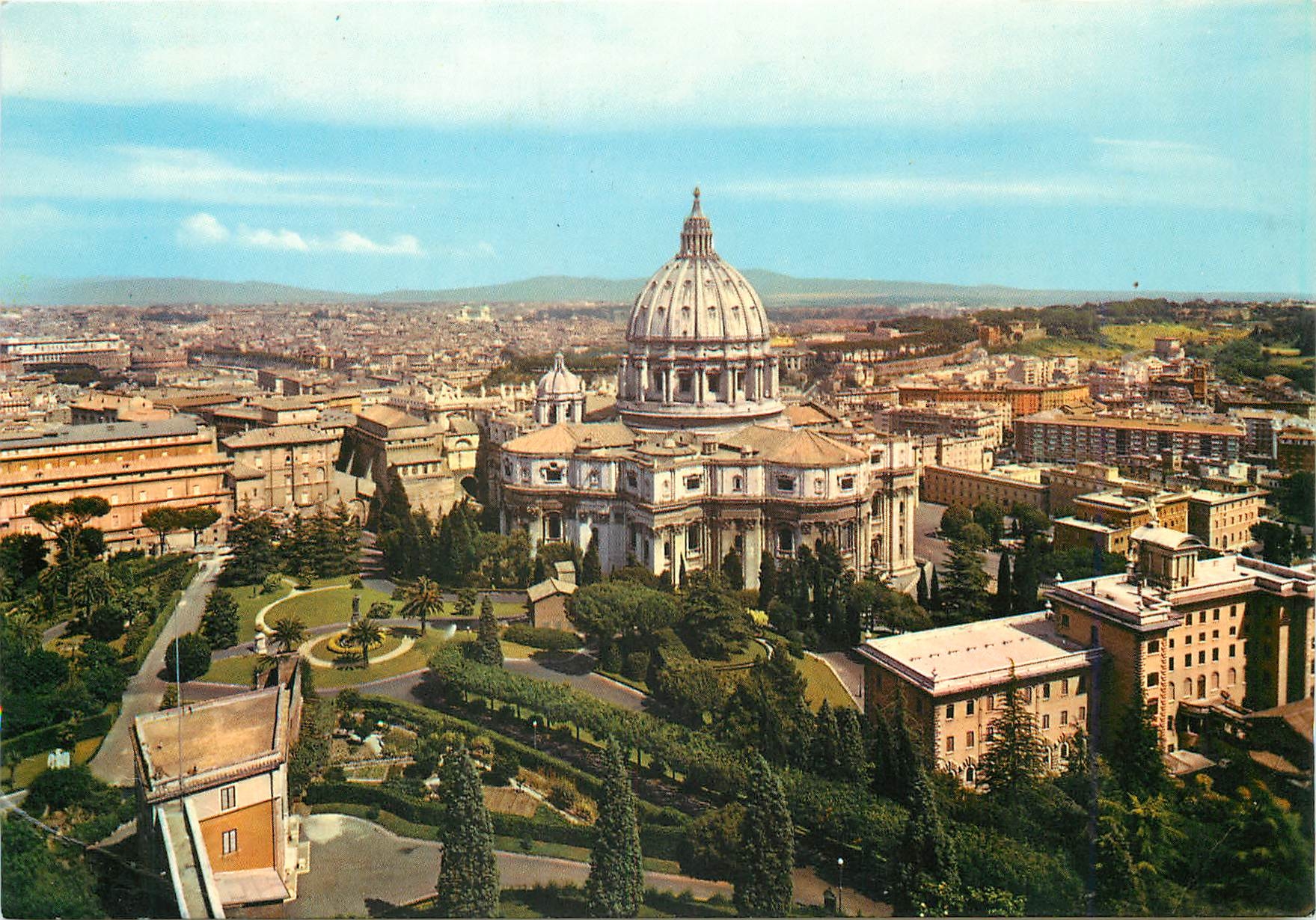CPM Cite du Vatican La Coupole de S Pierre depuis les Degres du Vatican 