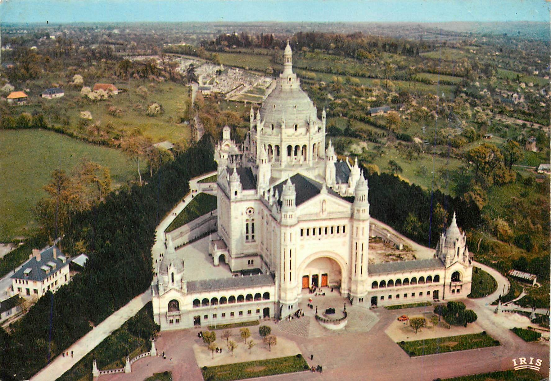 CPM Lisieux Vue aerienne vers la Basilique 