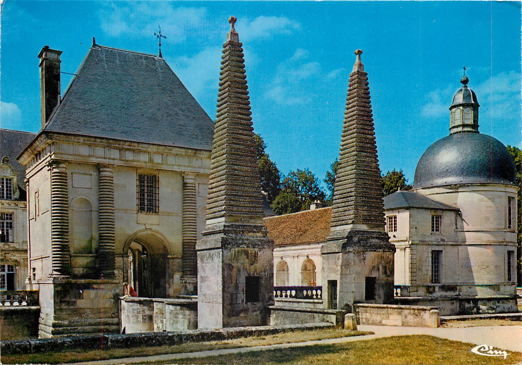 CPM Tanlay Yonne Le Chateau Entree de la Cour d'Honneur 