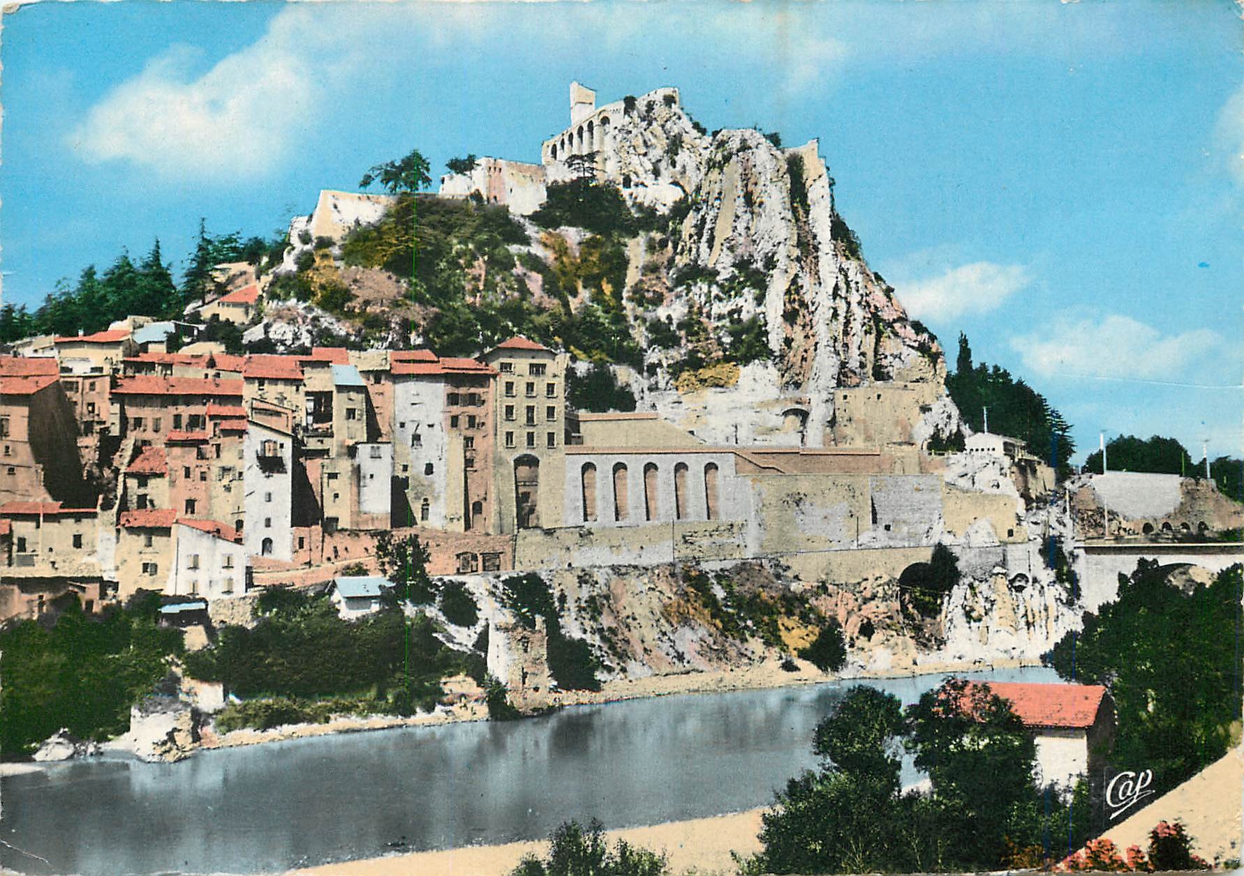 CPM Sisteron Vue vers la ville la Citadelle et la Durance 