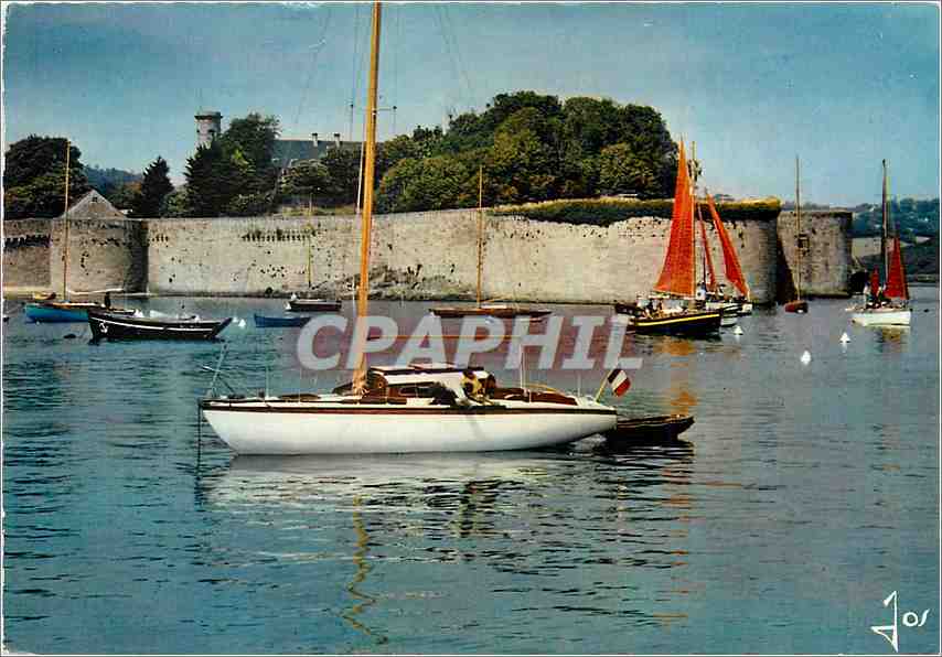 CPM Concarneau Finistere Les Remparts de la Ville Close Bateaux