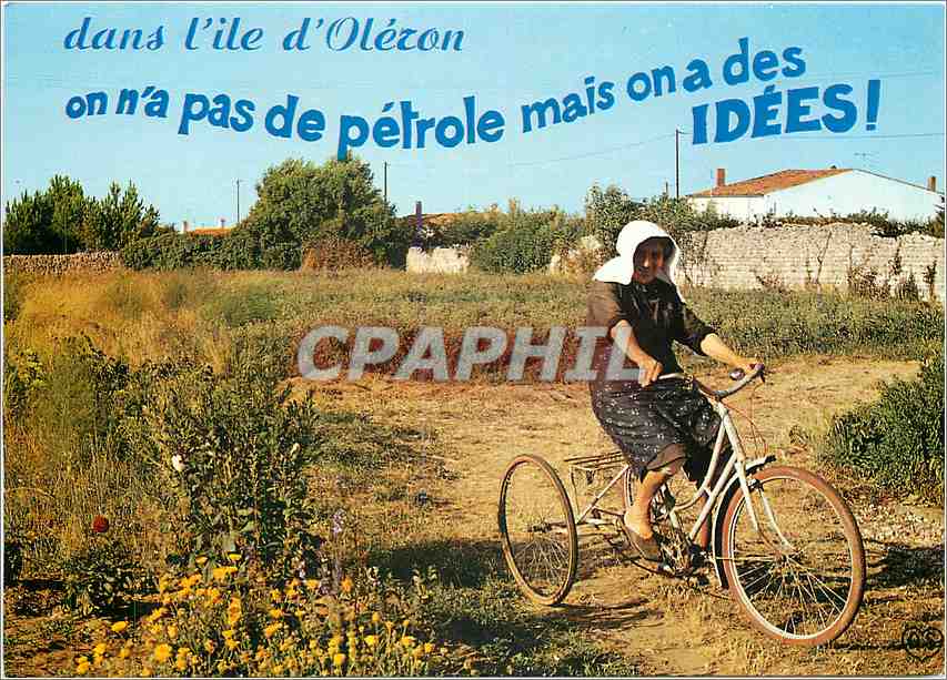 CPM Ile d'Oleron Ch Mme Vieille femme en quichenotte sur son tricycle Velo Cycle
