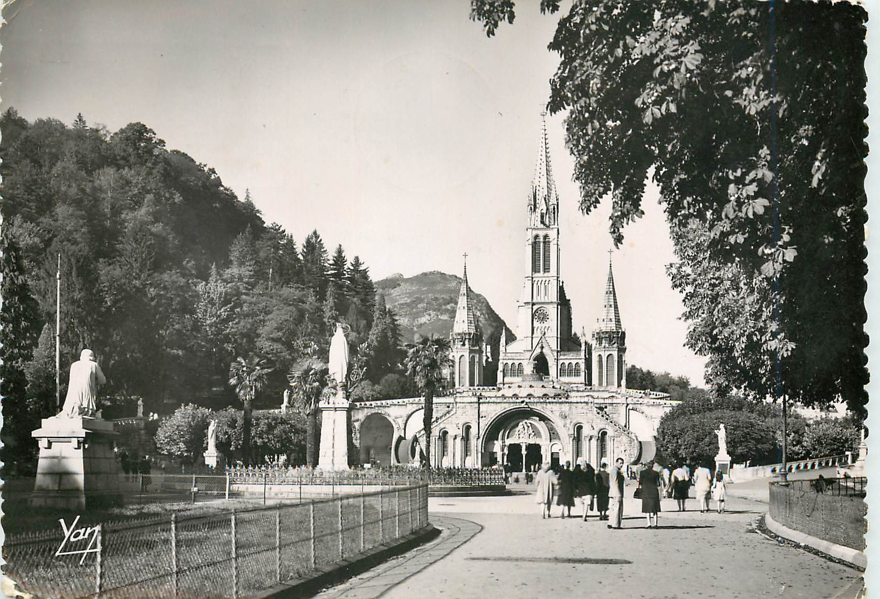 CPM Lourdes La Basilique et la Vierge Couronnee 