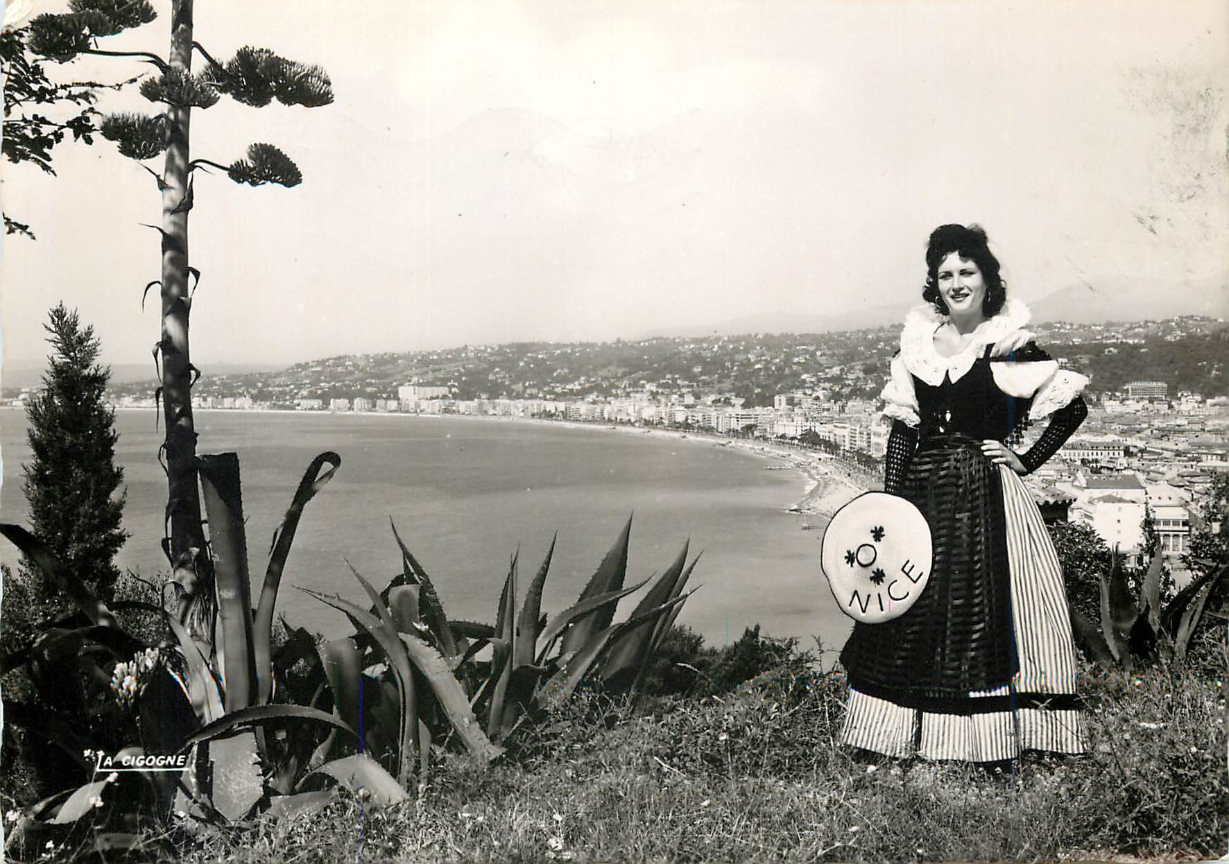 CPM Nice AM Vue d'ensemble sur la Baie des Anges et la Promenade des Anglais Folklore