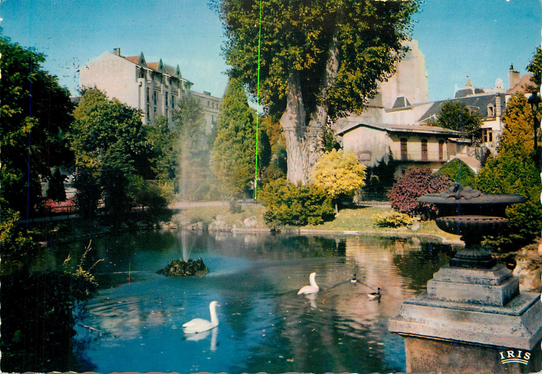 CPM Vichy Allier Reine des Villes d'Eaux Bassin des Cygnes dans les grands Parcs 