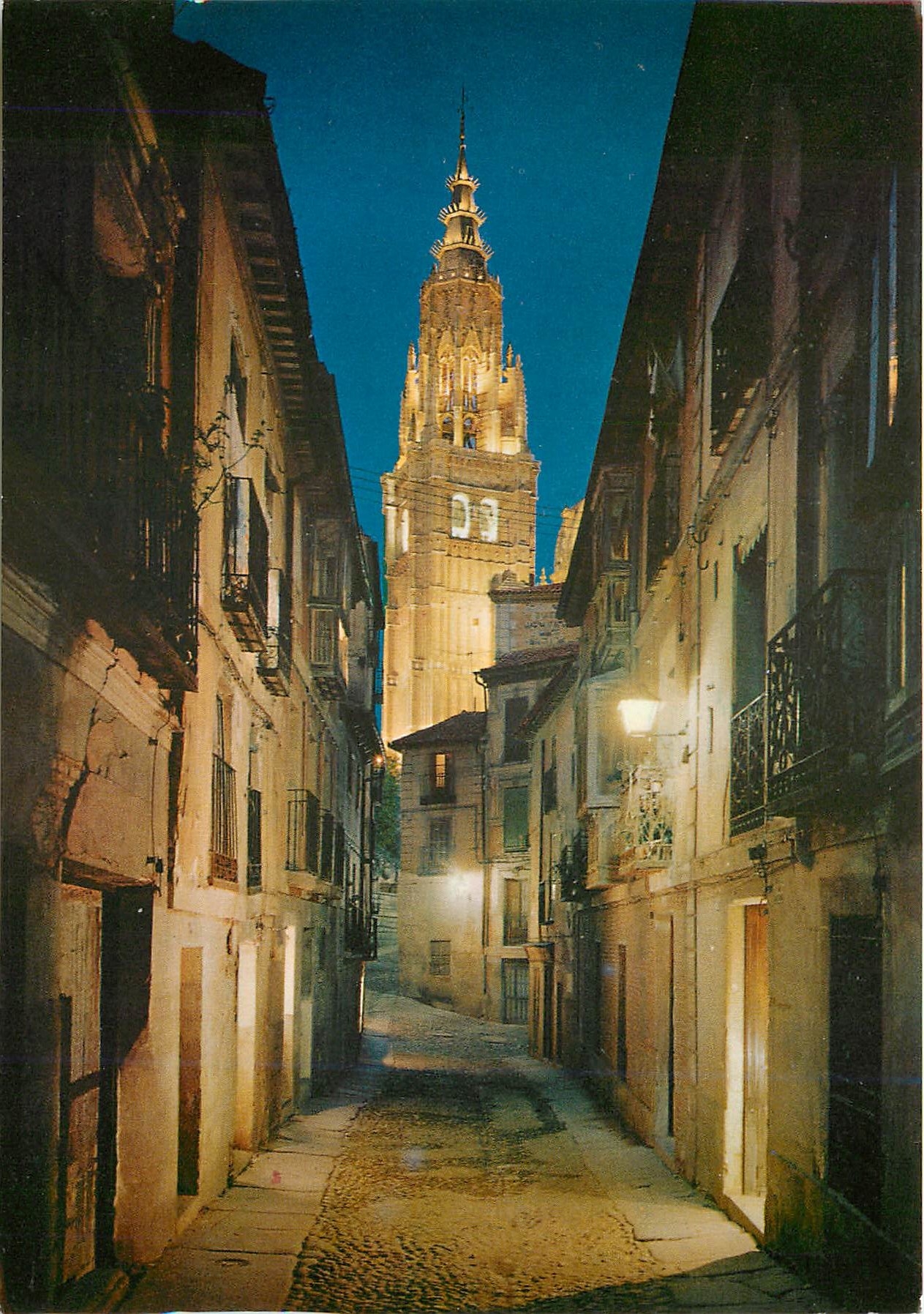 CPM Toledo Rue typique et tour de la Cathedrale 