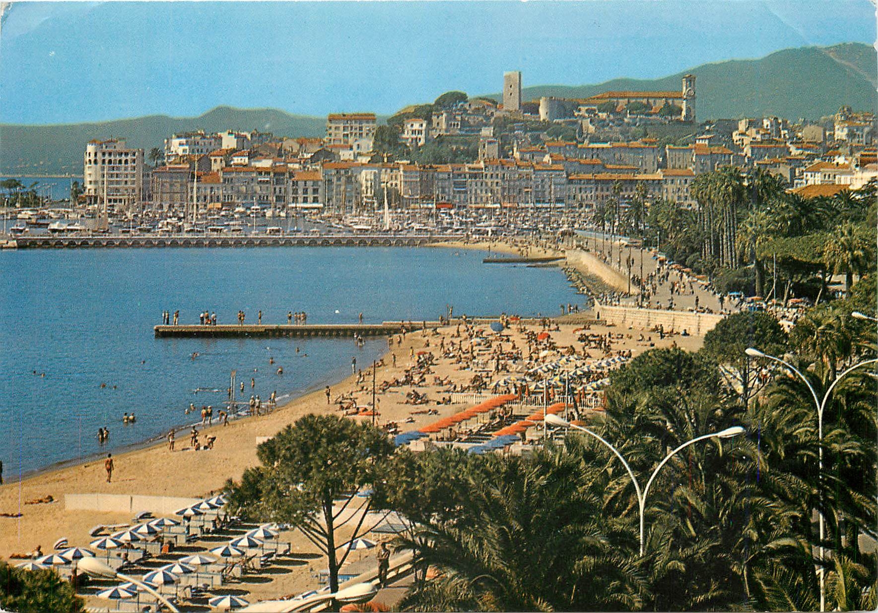 CPM Cannes Une partie de la nouvelle Plage le Quai St Pierre et le Suquet 