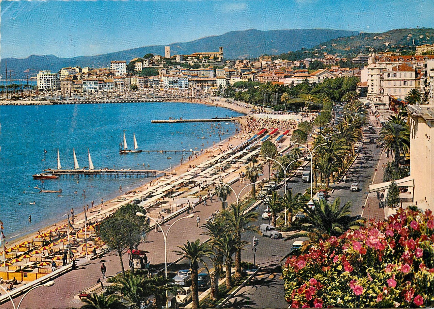CPM Cannes La Croisette et la plage vues du Carlton 