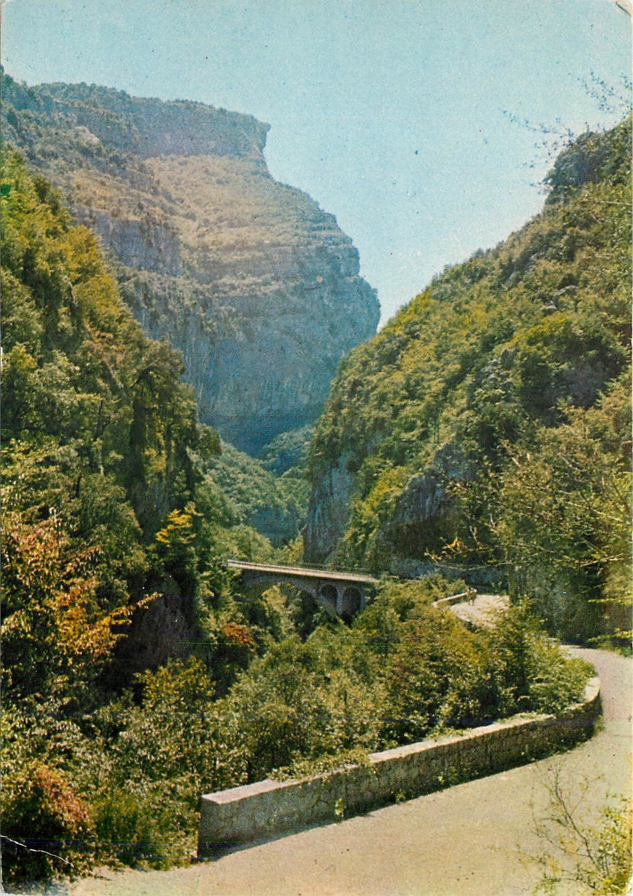 CPM Les Gorges du Loup Le pont surplombant le torrent 