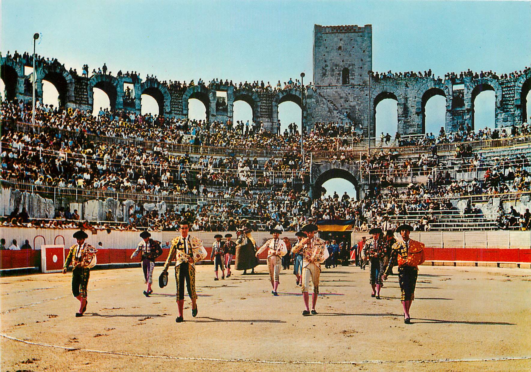 CPM La Provence Romaine Arles B du Rh Les Arenes Le Paseo Corrida
