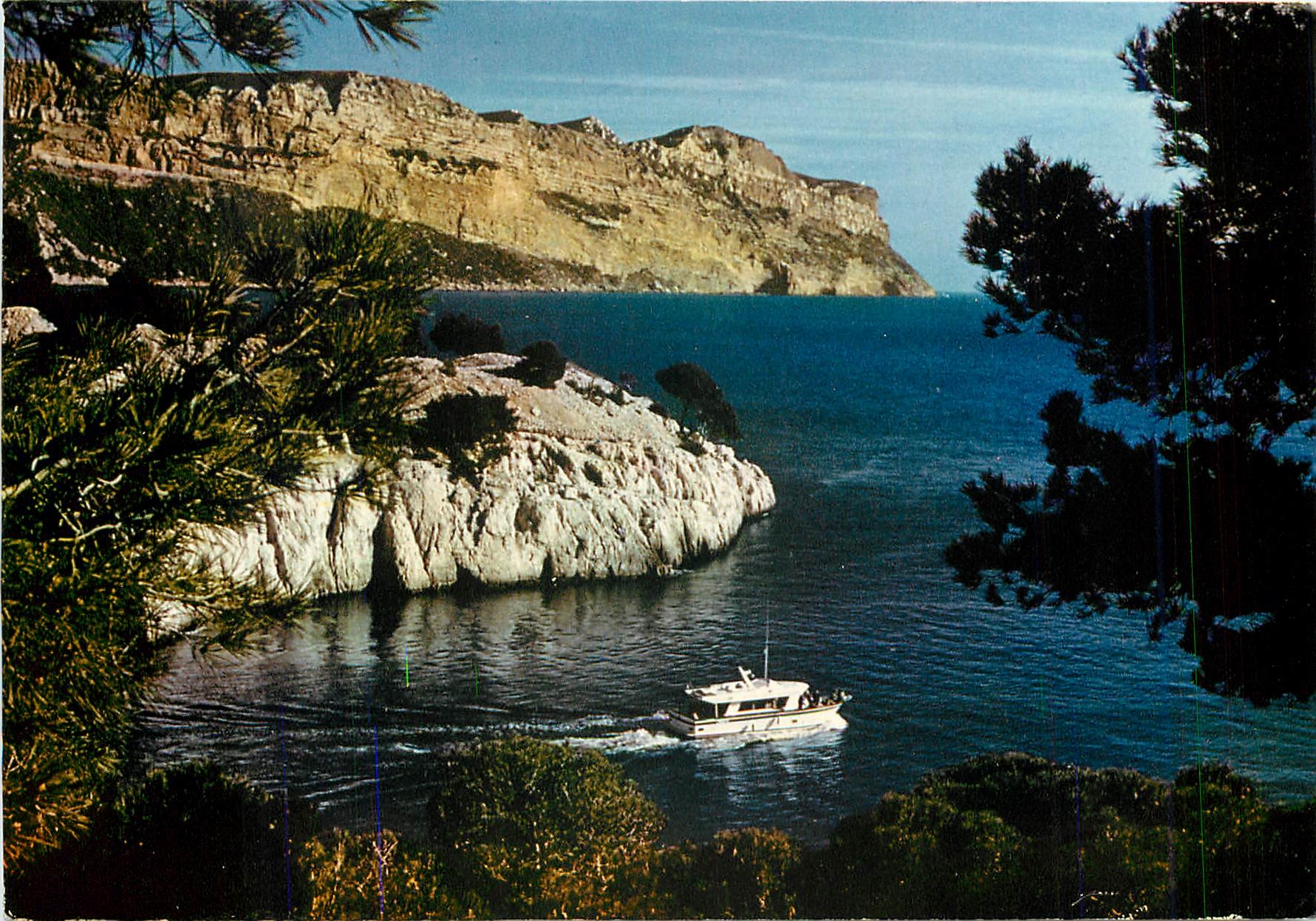 CPM Cassis sur Mer Les calanques Dans le fond le Cap Canaille 