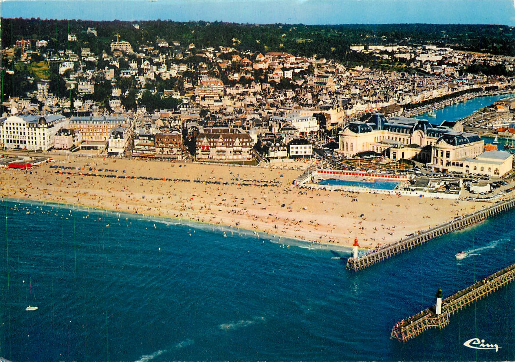 TROUVILLE-sur-MER (Calvados) — Vue générale aérienne, l'entrée du port, la piscine, le casino, la plage, le quai Félix-Mouriaux — Cimcrome