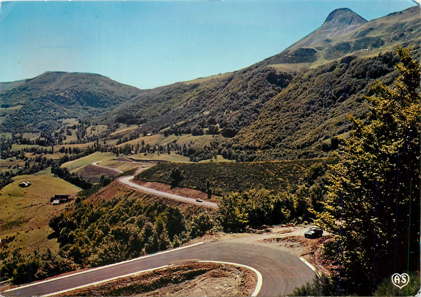 CPM L'Auvergne Pittoresque Haute Vallee de la Cere Le Puy Griou et la nouvelle route du Lioran 