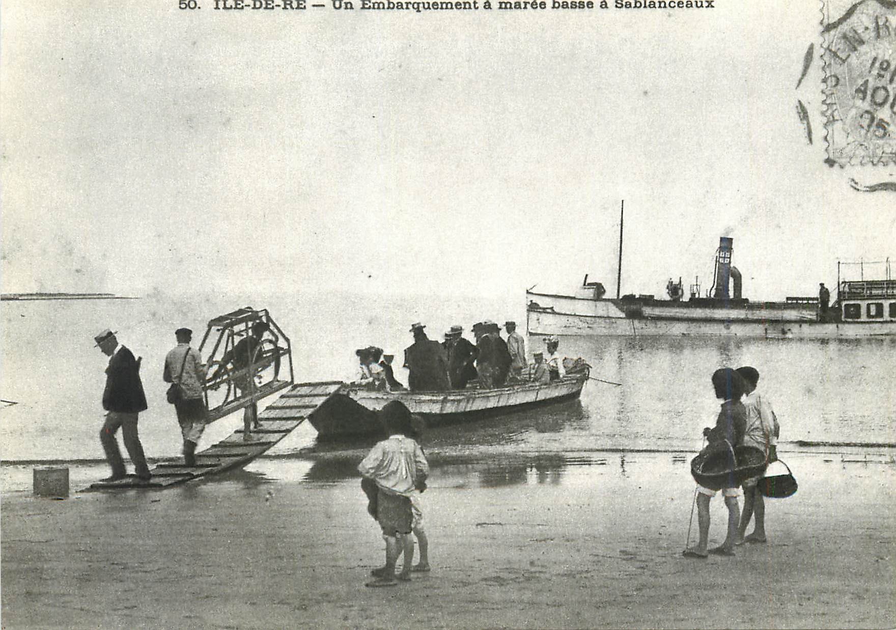 CPM Ile de Re Un Embarquement a maree basse a Sablanceaux 
