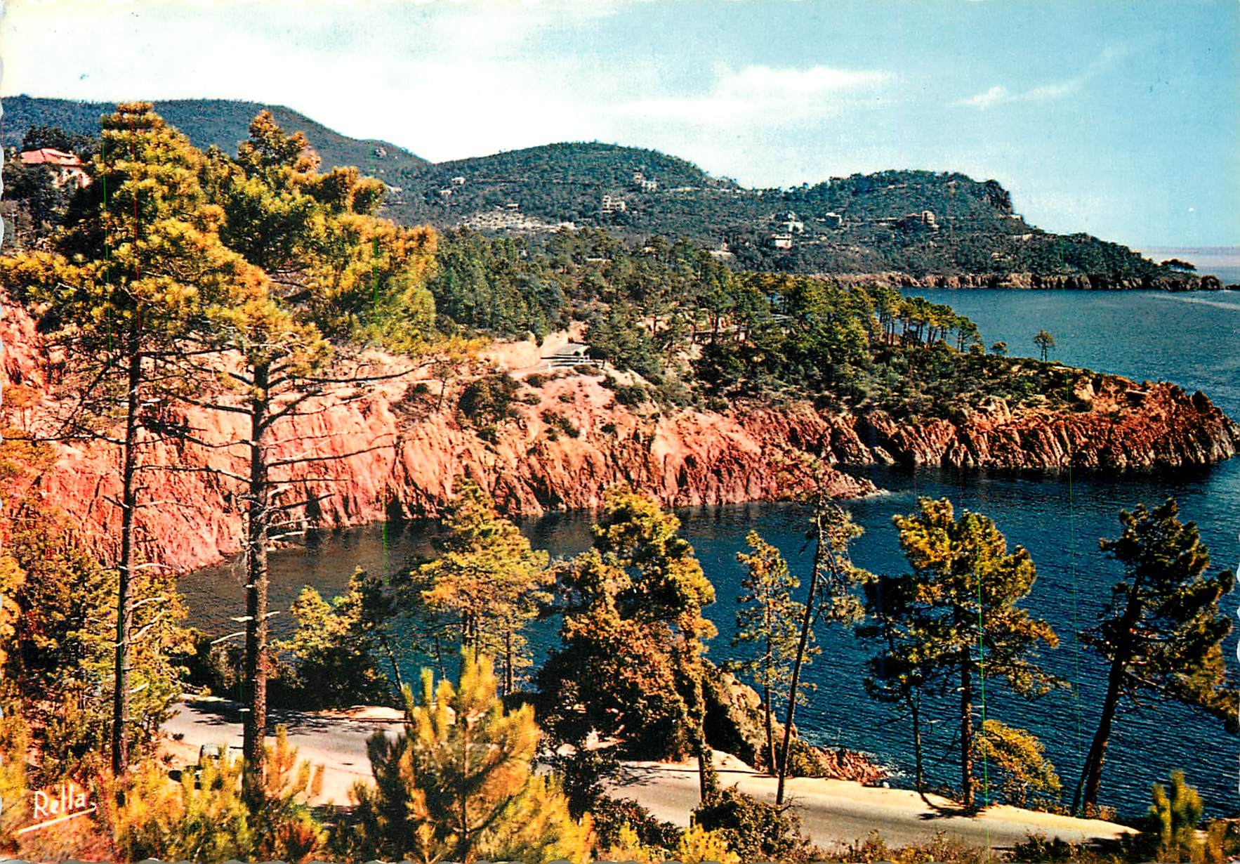 CPM La Route de la Corniche d'Or Les Calanques du Trayas Au fond Miramar d'Esterel et la Pointe de l