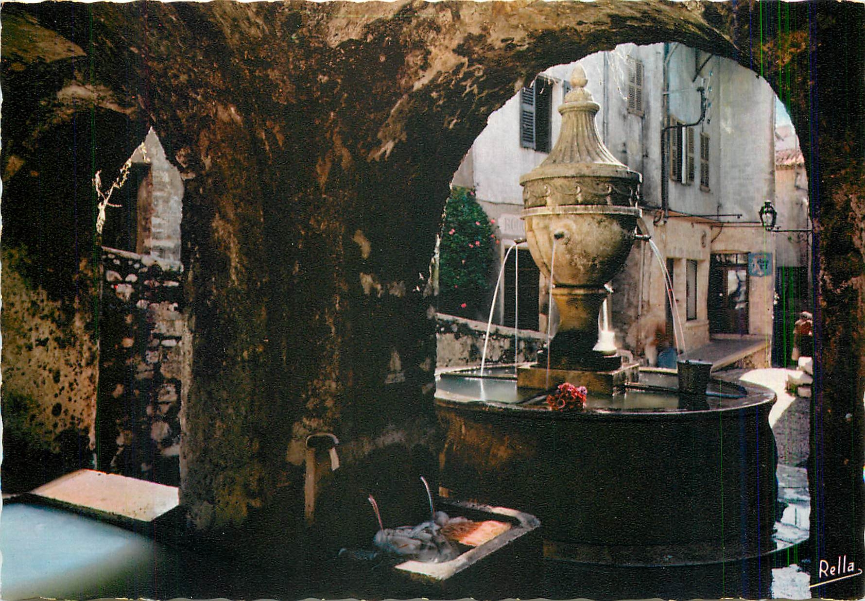 CPM Saint Paul AM Le Lavoir et la vieille Fontaine 