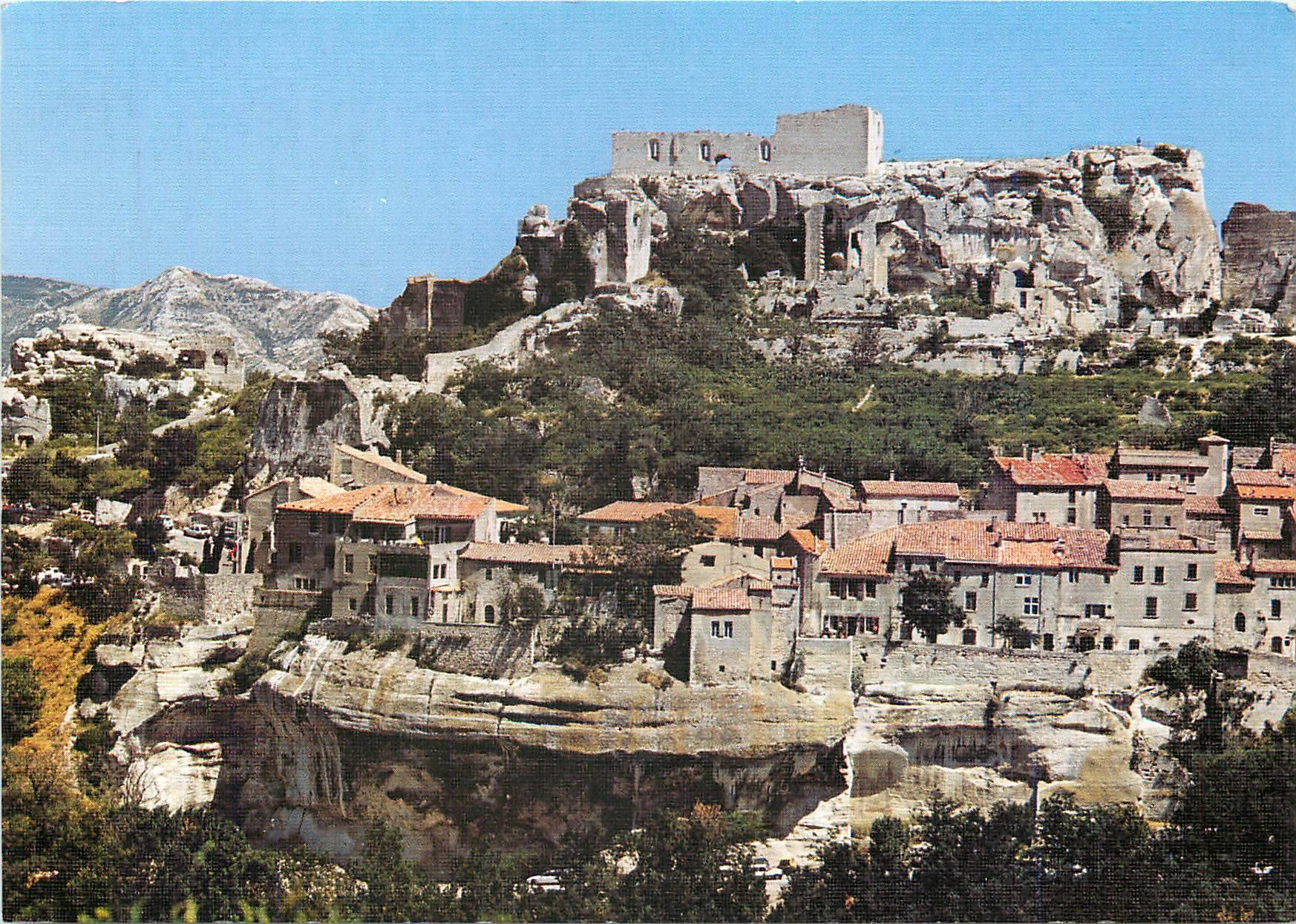 CPM Les Baux de Provence B du Rh Domine par les ruines de son chateau le villages des Baux 