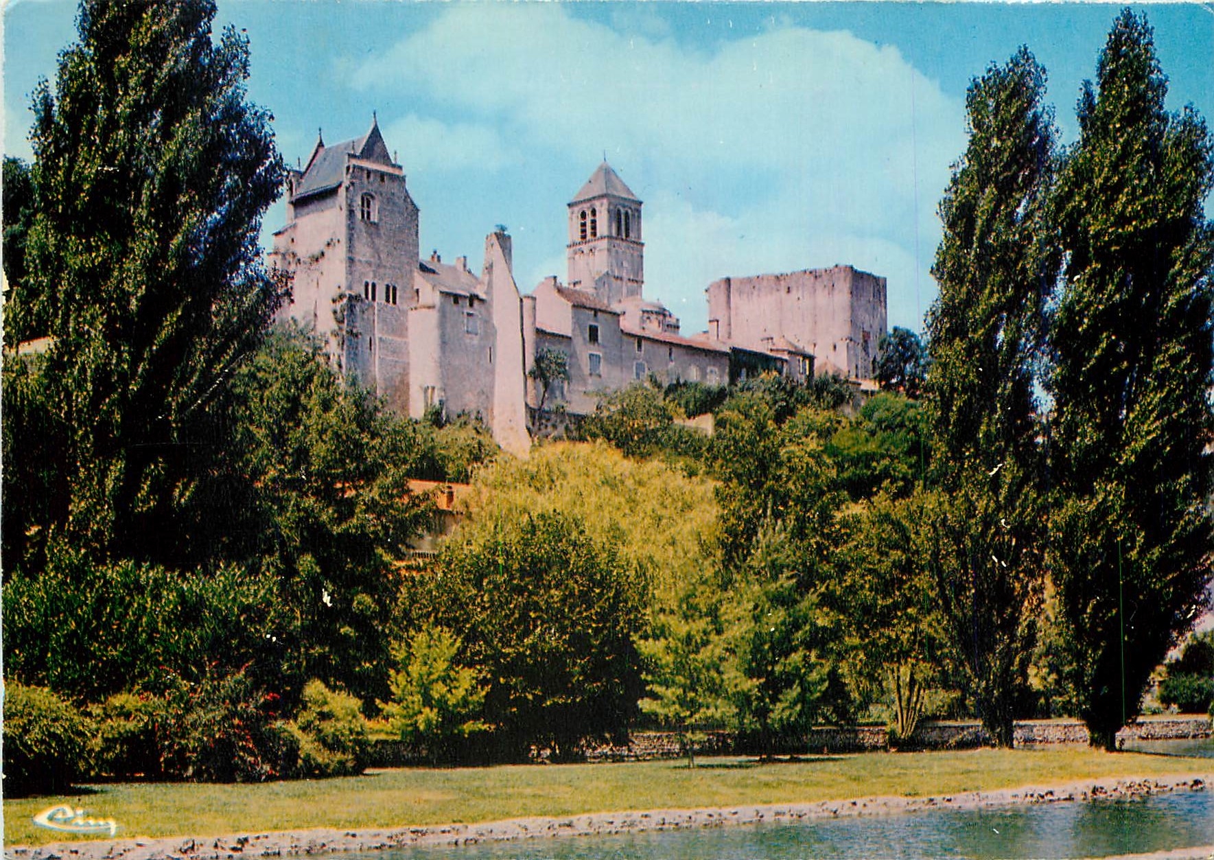 CPM La Vienne Touristique Chauvigny Les ruines des chateaux l'eglise St Pierre 