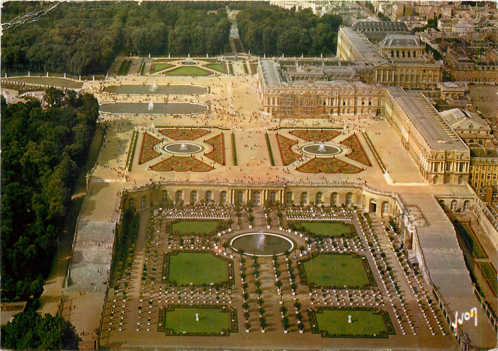 CPM Chateau de Versailles Yvelines Les Escaliers des Cent Marches et le Palais 
