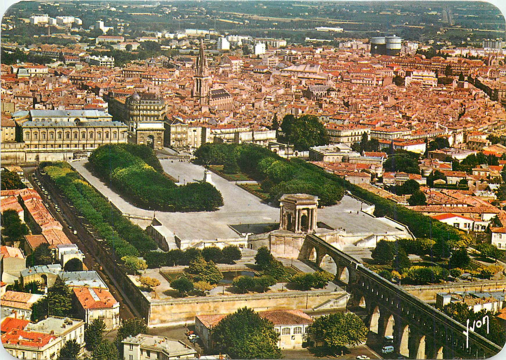 Montpellier — Vue aérienne des Jardins du Peyrou, de l'Arc de Triomphe et du Centre de la Ville — Éditions J. Arcuelli