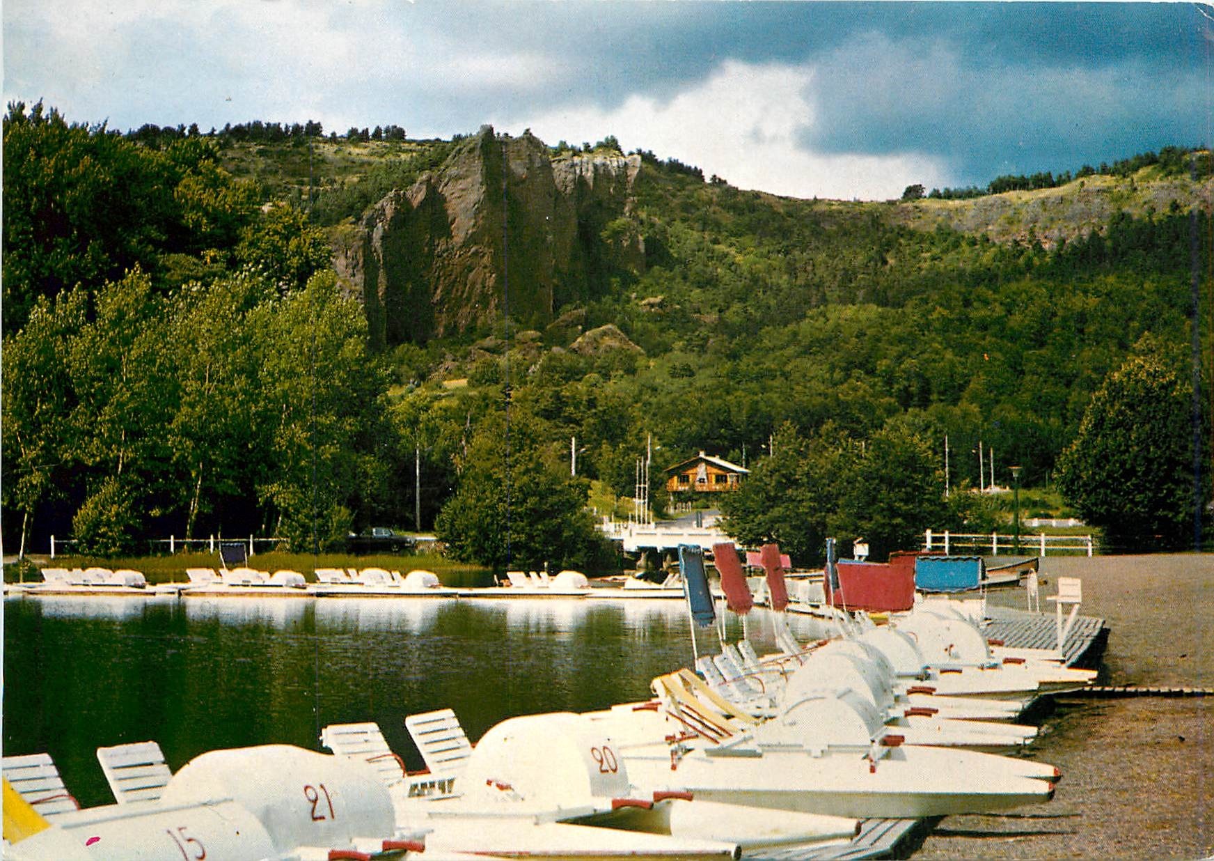 Les Pédalos au Lac Chambon — à l'arrière plan, la Dent du Marais — L'Auvergne Touristique