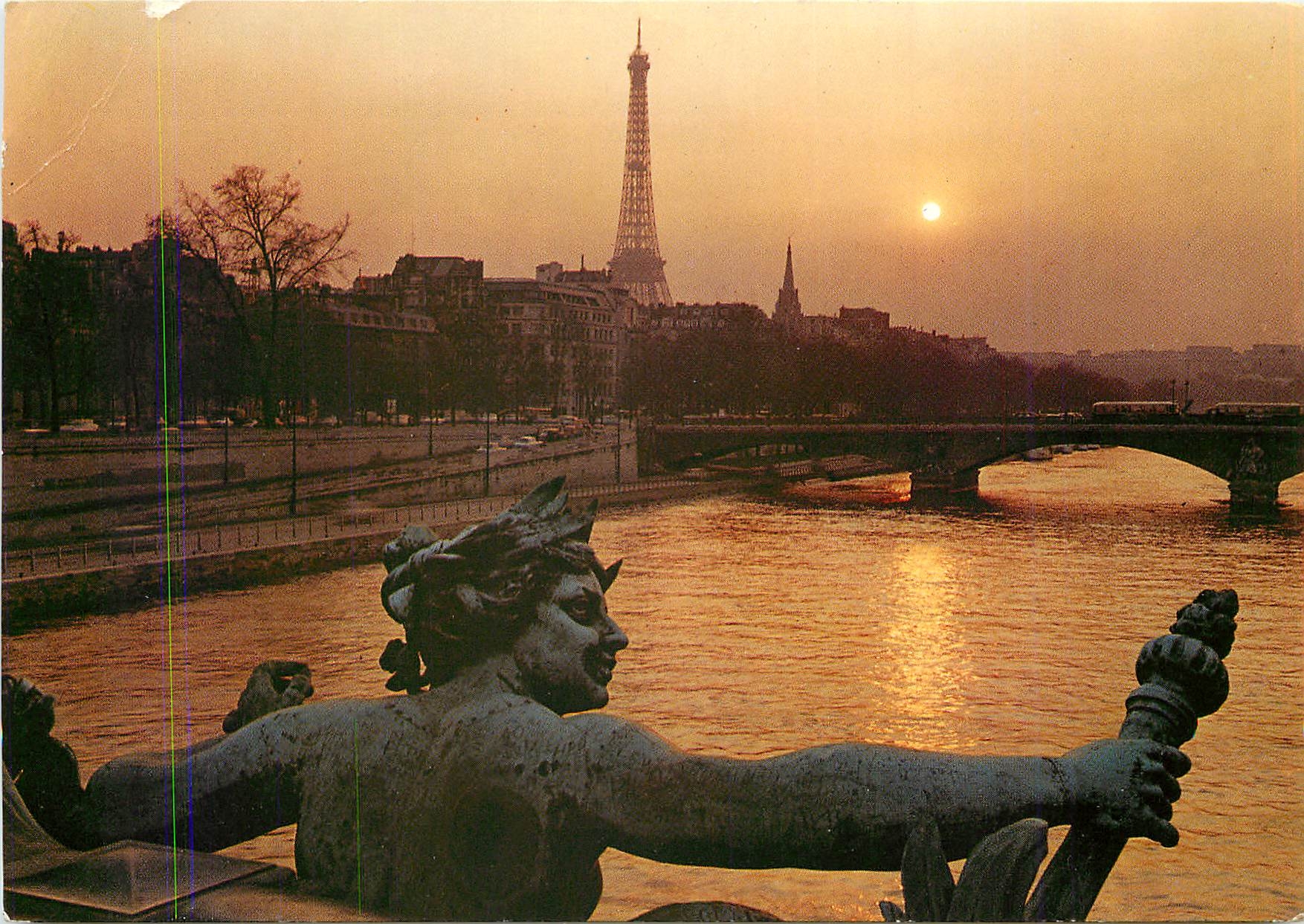 CPM Paris Le Pont Alexandre III la Seine et la Tour Eiffel 