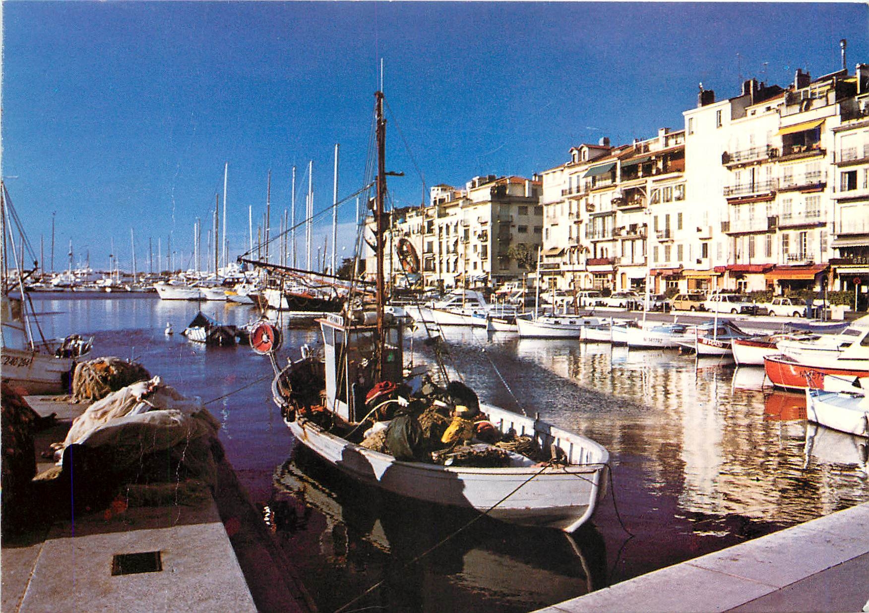 CPM Cannes Alpes Maritimes Le Quai Saint Pierre 