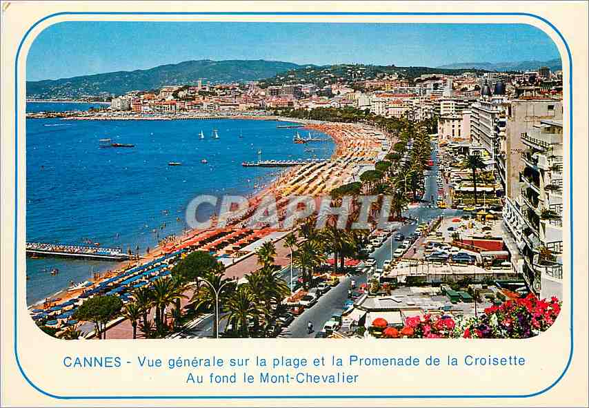 CPM Cannes Vue generale sur  la plage et la Promenade de la Croisette Au fond le Mont Chevalier 